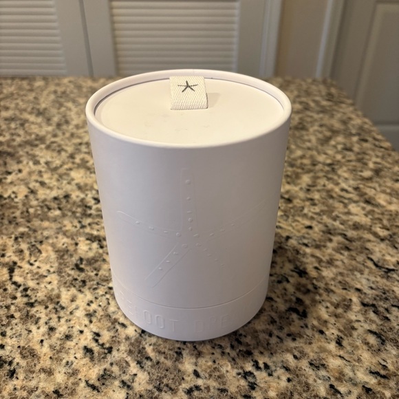 NWT Barefoot Dreams Candle in Gardenia (11 oz) - Picture 4 of 8